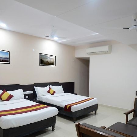 Dwaraka Inn Visakhapatnam Buitenkant foto